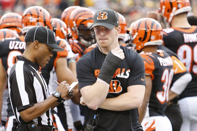 El quarterback Andy Dalton de los Bengals de Cincinnati al costado de la cancha durante el primer tiempo del partido ante los Steelers de Pittsburgh el domingo 13 de diciembre de 2015i. (AP Foto/Frank Victores)