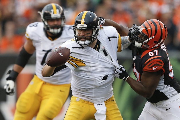 Pittsburgh Steelers quarterback Ben Roethlisberger (7) looks to throw a short toss under pressure from Cincinnati Bengals defensive tackle Geno Atkins (97) in the second half of an NFL football game, Sunday, Dec. 13, 2015, in Cincinnati. (AP Photo/Gary Landers)