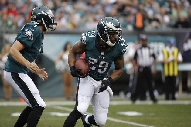 Philadelphia Eagles' DeMarco Murray rushes during the first half of an NFL football game against the Buffalo Bills, Sunday, Dec. 13, 2015, in Philadelphia. (AP Photo/Michael Perez)