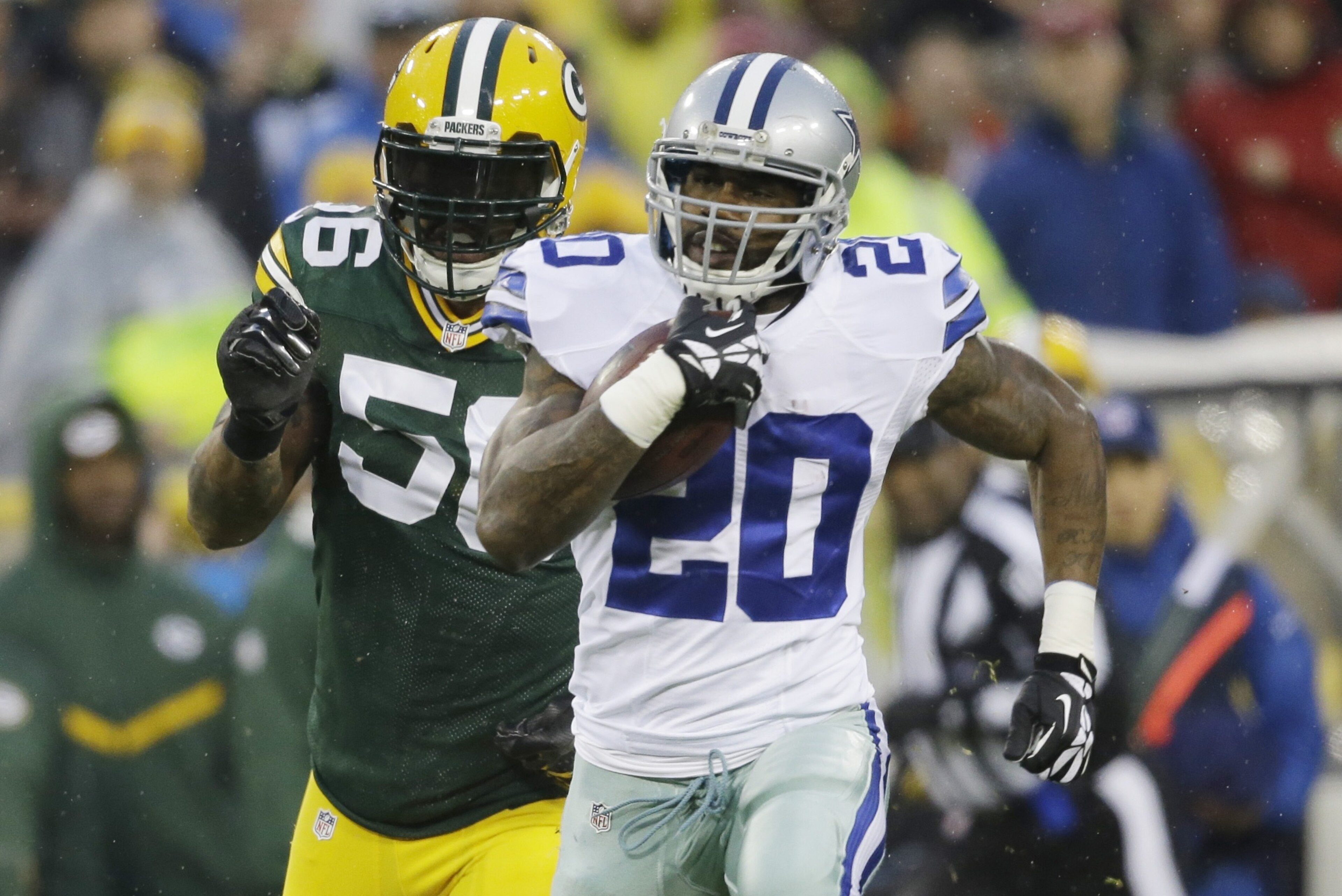 Dallas Cowboys' Darren McFadden runs during the first half of an NFL football game against the Green Bay Packers Sunday, Dec. 13, 2015, in Green Bay, Wis. (AP Photo/Jeffrey Phelps) Dallas Cowboys' Darren McFadden runs during the first half of an NFL football game against the Green Bay Packers Sunday, Dec. 13, 2015, in Green Bay, Wis. (AP Photo/Jeffrey Phelps)