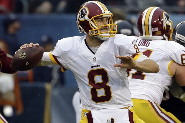 Kirk Cousins, de los Redskins de Washington, lanza un pase durante la segunda mitad del encuentro contra los Bears de Chicago, el domingo 13 de diciembre de 2015 (AP Foto/Nam Y. Huh)