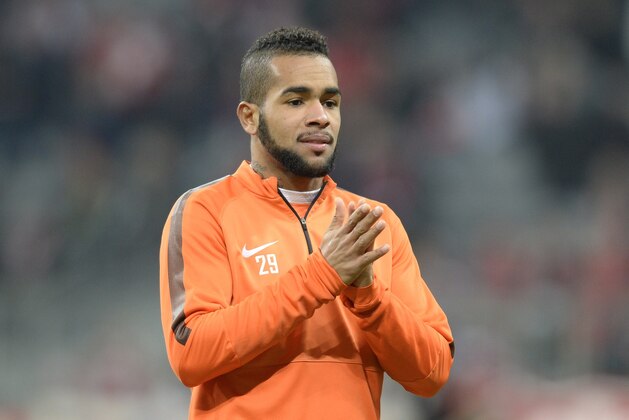 Shakhtar Donetsk's Brazilian midfielder Alex Teixeira warms up prior to the UEFA Champions League second-leg, Round of 16 football match FC Bayern Munich vs Shakhtar Donetsk in Munich, southern Germany, on March 11, 2015.  AFP PHOTO / CHRISTOF STACHE        (Photo credit should read CHRISTOF STACHE/AFP/Getty Images)