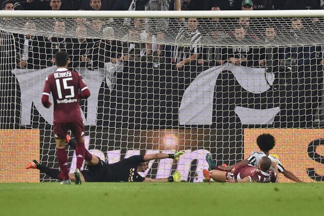 TURIN, ITALY - OCTOBER 31:  Juan Cuadrado (R) of Juventus FC scores the gol of the victory during the Serie A match between Juventus FC and Torino FC at Juventus Arena on October 31, 2015 in Turin, Italy.  (Photo by Valerio Pennicino/Getty Images)