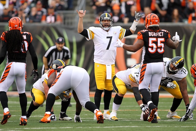 CINCINNATI, OH - DECEMBER 13:  Ben Roethlisberger #7 of the Pittsburgh Steelers calls a play at the line of scrimmage during the first quarter of the game against the Cincinnati Bengals at Paul Brown Stadium on December 13, 2015 in Cincinnati, Ohio. (Photo by John Grieshop/Getty Images)