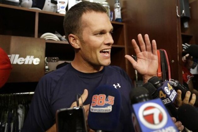 El quarterback de los Patriots de Nueva Inglaterra Tom Brady habla con reporteros antes de una sesión de prácticas el miércoles, 16 de septiembre del 2015, en el Gillette Stadium, en Foxborough, Massachusetts. Brady dijo que respaldaría a Donald Trump como presidente. (Foto AP/Steven Senne)
