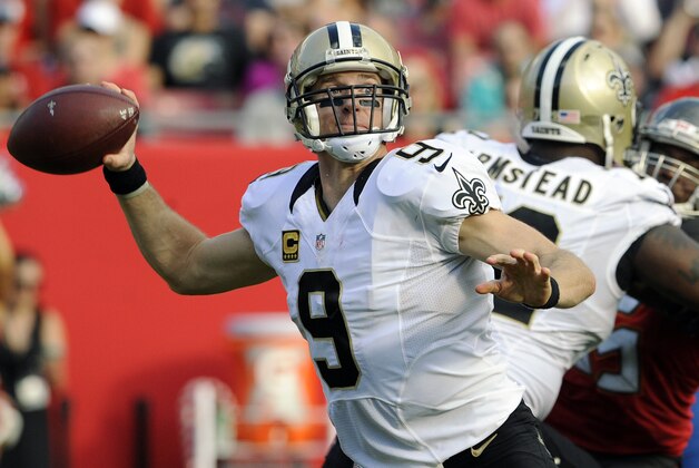 El quarterback Drew Brees (9) de los Saints de Nueva Orleáns lanza un pase ante los Buccaneers de Tampa Bay el domingo 13 de diciembre de 2015. (AP Foto/Steve Nesius)
