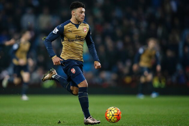 Arsenal's English midfielder Alex Oxlade-Chamberlain runs with the ball during the English Premier League football match between Aston Villa and Arsenal at Villa Park in Birmingham, central England on December 13, 2015.  AFP PHOTO / ADRIAN DENNIS

RESTRICTED TO EDITORIAL USE. No use with unauthorized audio, video, data, fixture lists, club/league logos or 'live' services. Online in-match use limited to 75 images, no video emulation. No use in betting, games or single club/league/player publications. / AFP / ADRIAN DENNIS        (Photo credit should read ADRIAN DENNIS/AFP/Getty Images)