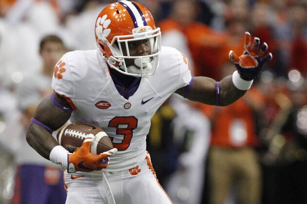 Clemson’s Artavis Scott runs in third quarter of an NCAA college football game against Syracuse in Syracuse, N.Y., Saturday, Nov. 14, 2015. (AP Photo/Nick Lisi) Clemson’s Artavis Scott runs in third quarter of an NCAA college football game against Syracuse in Syracuse, N.Y., Saturday, Nov. 14, 2015. (AP Photo/Nick Lisi)