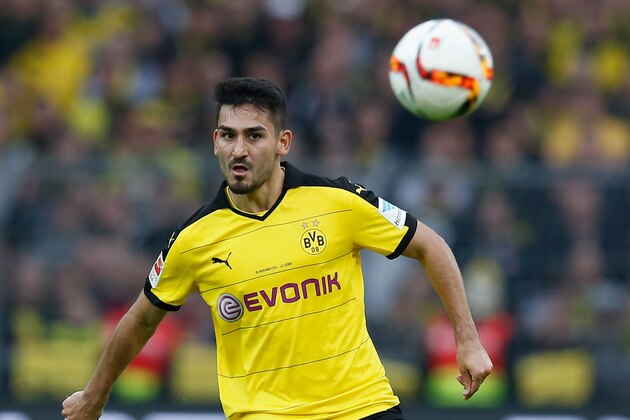 DORTMUND, GERMANY - NOVEMBER 08:  Ilkay Guendogan of Dortmund runs with the ball during the Bundesliga match between Borussia Dortmund and FC Schalke 04 at Signal Iduna Park on November 8, 2015 in Dortmund, Germany.  (Photo by Boris Streubel/Getty Images)