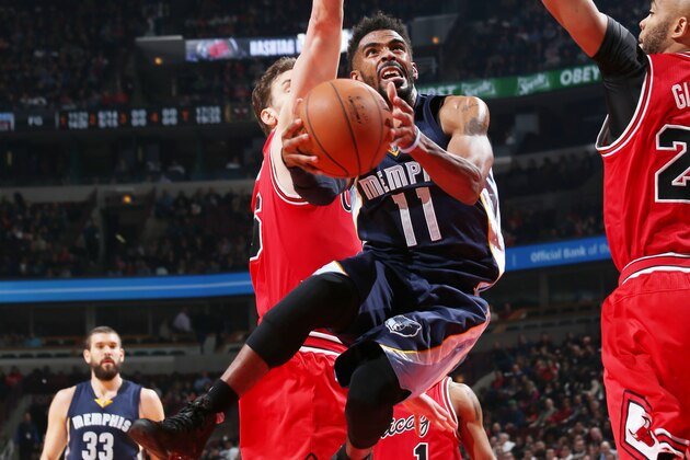 CHICAGO, IL - DECEMBER 16:  Mike Conley #11 of the Memphis Grizzlies shoots the ball against the Chicago Bulls on December 16, 2015 at the United Center in Chicago, Illinois. NOTE TO USER: User expressly acknowledges and agrees that, by downloading and or using this Photograph, user is consenting to the terms and conditions of the Getty Images License Agreement. Mandatory Copyright Notice: Copyright 2015 NBAE (Photo by Gary Dineen/NBAE via Getty Images)