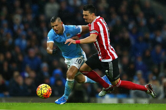 MANCHESTER, ENGLAND - NOVEMBER 28:  Jose Fonte of Southampton and Sergio Aguero of Manchester City compete for the ball during the Barclays Premier League match between Manchester City and Southampton at the Etihad Stadium on November 28, 2015 in Manchester, England.  (Photo by Michael Steele/Getty Images)