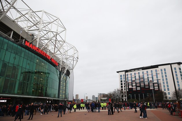 MANCHESTER, ENGLAND - DECEMBER 05:  Fans arrive at the stadium prior to the Barclays Premier League match between Manchester United and West Ham United at Old Trafford on December 5, 2015 in Manchester, England.  (Photo by Clive Brunskill/Getty Images)