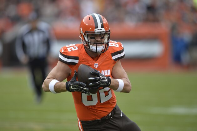 Cleveland Browns tight end Gary Barnidge (82) runs with the ball after a catch against the San Francisco 49ers during an NFL football game Sunday, Dec. 13, 2015, in Cleveland. Cleveland won 24-10. (AP Photo/David Richard)