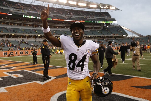 Pittsburgh Steelers wide receiver Antonio Brown (84) waves to fans after an NFL football game against the Cincinnati Bengals, Sunday, Dec. 13, 2015, in Cincinnati. The Steelers won 33-20. (AP Photo/Frank Victores)