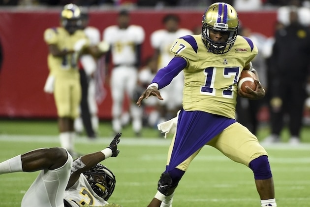 Alcorn State quarterback Lenorris Footman (17) escapes the tackle of Grambling State defensive back Jameel Jackson (33) in the third quarter of the Southwestern Athletic Conference championship college football game, Saturday, Dec. 5, 2015, in Houston. Alcorn State won the game 49-21. (AP Photo/Eric Christian Smith)