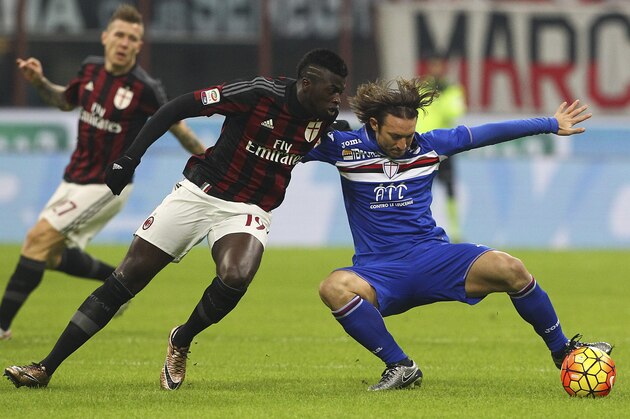 MILAN, ITALY - NOVEMBER 28:  Edgar Osvaldo Barreto (R) of UC Sampdoria competes for the ball with M Baye Niang (L)of AC Milan during the Serie A match between AC Milan and UC Sampdoria at Stadio Giuseppe Meazza on November 28, 2015 in Milan, Italy.  (Photo by Marco Luzzani/Getty Images)