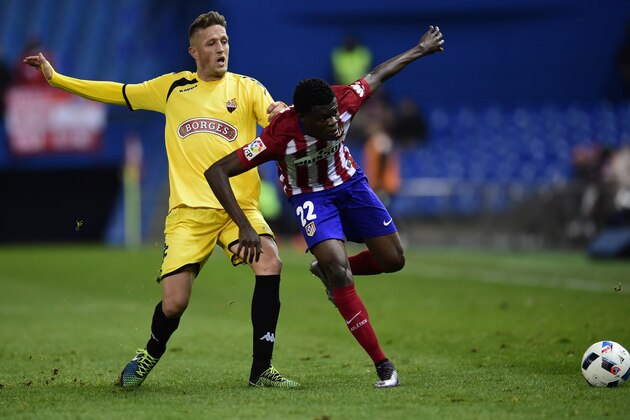 Atletico Madrid's Ghanaian midfielder Thomas Partey (R) vies with Reus Deportivo's defender Ismael Moyano during the Spanish Copa del Rey (King's Cup) football match Club Atletico de Madrid VS CF Reus Deportivo at the Vicente Calderon stadium in Madrid on December 17, 2015.   AFP PHOTO / JAVIER SORIANO / AFP / JAVIER SORIANO        (Photo credit should read JAVIER SORIANO/AFP/Getty Images)