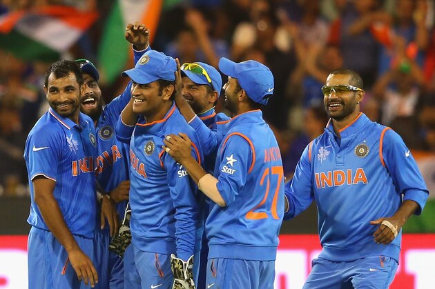 MELBOURNE, AUSTRALIA - MARCH 19:  MS Dhoni of India is congratulated by team mates after getting the wicket of Soumya Sarkar of Bangladesh during the 2015 ICC Cricket World Cup Quater Final match between India and Bangldesh at Melbourne Cricket Ground on March 19, 2015 in Melbourne, Australia.  (Photo by Quinn Rooney/Getty Images)