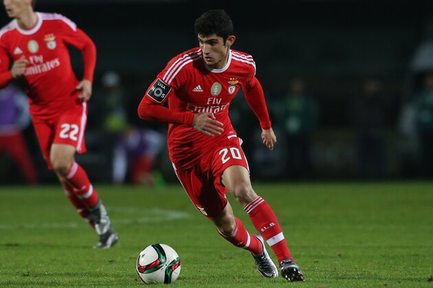 SETUBAL, PORTUGAL - DECEMBER 12:  SL Benfica's midfielder Goncalo Guedes in action during the Primeira Liga match between Vitoria Setubal and SL Benfica at Estadio do Bonfim on December 12, 2015 in Setubal, Portugal.  (Photo by Gualter Fatia/Getty Images)