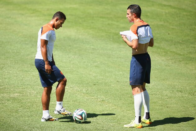 FORTALEZA, BRAZIL - JUNE 28: Robin van Persie of the Netherlands talks with Memphis Depay during the Netherlands training session at the 2014 FIFA World Cup Brazil held at Estadio Presidente Vargas on June 28, 2014 in Fortaleza, Brazil. (Photo by Robert Cianflone/Getty Images) FORTALEZA, BRAZIL - JUNE 28: Robin van Persie of the Netherlands talks with Memphis Depay during the Netherlands training session at the 2014 FIFA World Cup Brazil held at Estadio Presidente Vargas on June 28, 2014 in Fortaleza, Brazil. (Photo by Robert Cianflone/Getty Images)