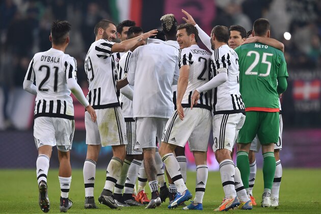 TURIN, ITALY - DECEMBER 16:  Players of FC Juventus celebrate victory at the end of the TIM Cup match between FC Juventus and Torino FC at Juventus Arena on December 16, 2015 in Turin, Italy.  (Photo by Valerio Pennicino/Getty Images)