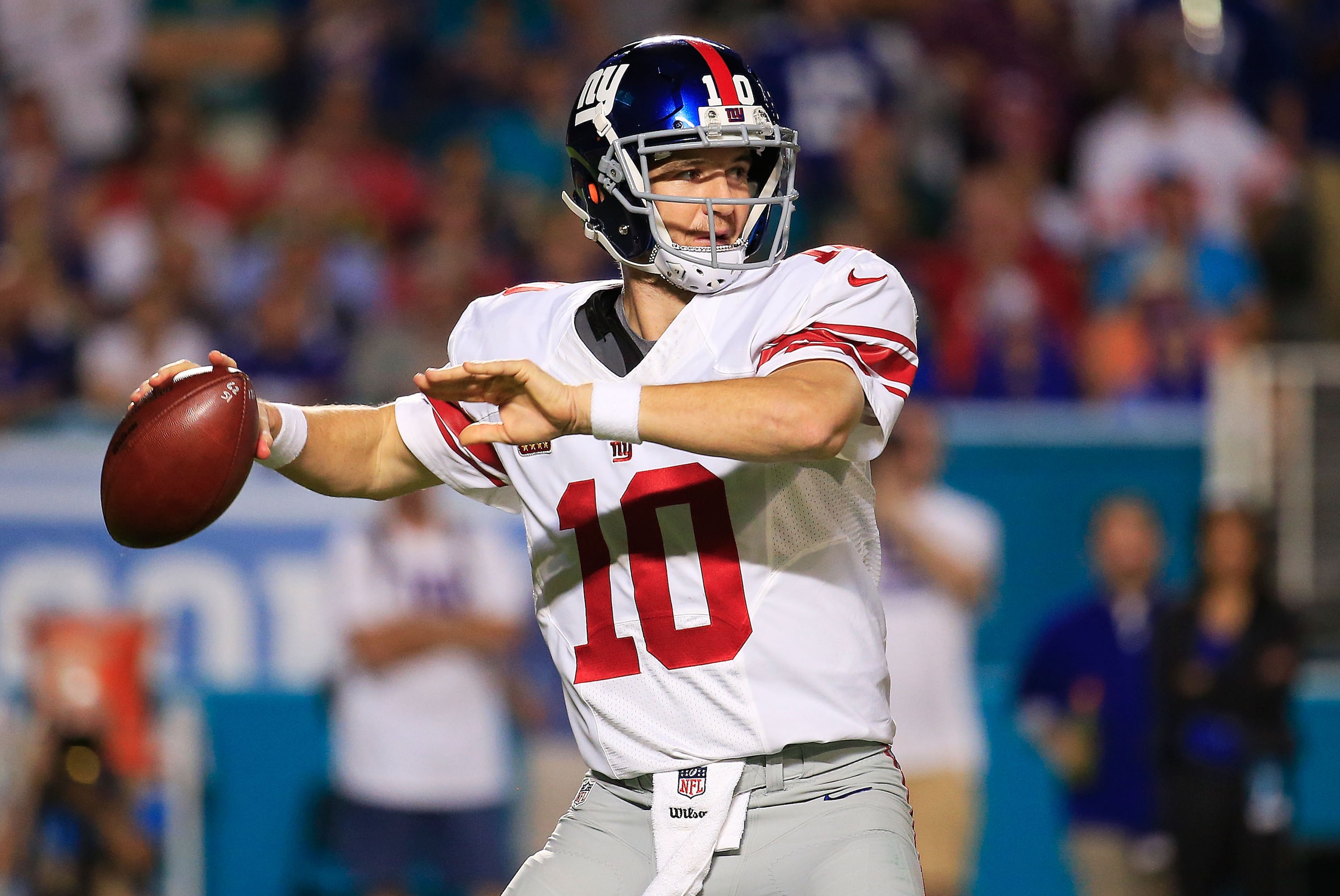 MIAMI GARDENS, FL - DECEMBER 14:  Eli Manning #10 of the New York Giants throws during the second half of the game against the Miami Dolphins at Sun Life Stadium on December 14, 2015 in Miami Gardens, Florida.  (Photo by Chris Trotman/Getty Images)