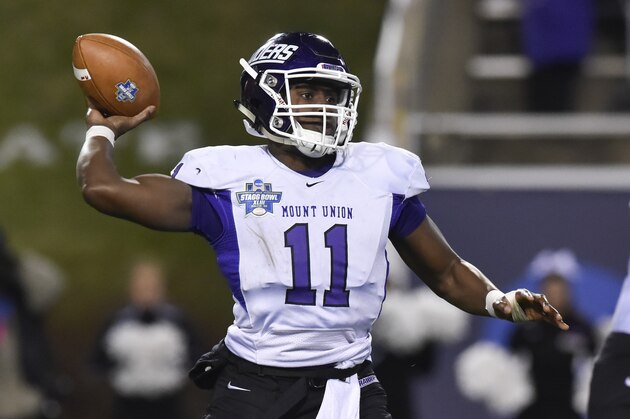 Mount Union quarterback Taurice Scott passes against St. Thomas during the first half of the the NCAA Division III football championship game in Salem, Va., Friday, Dec. 18, 2015. (AP Photo/Michael Shroyer)
