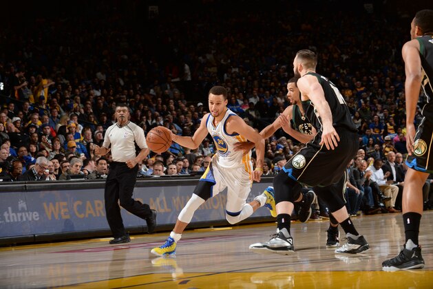 OAKLAND, CA - DECEMBER 18:  Stephen Curry #30 of the Golden State Warriors drives to the basket against the Milwaukee Bucks on December 18, 2015 at Oracle Arena in Oakland, California. NOTE TO USER: User expressly acknowledges and agrees that, by downloading and or using this photograph, user is consenting to the terms and conditions of Getty Images License Agreement. Mandatory Copyright Notice: Copyright 2015 NBAE (Photo by Noah Graham/NBAE via Getty Images)