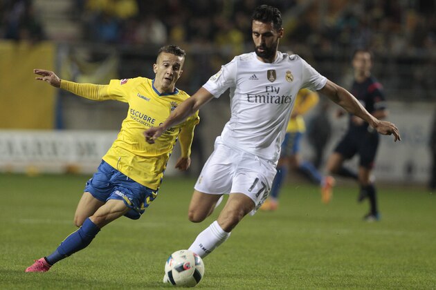Real Madrid's Alvaro Arbeloa, right, and Cadiz's Salvi vie for the ball during a Copa del Rey soccer match between Cadiz and Real Madrid at the Ramon de Carranza stadium in Cadiz, Spain, Wednesday Dec. 2, 2015. (AP Photo/Angel Fernandez)