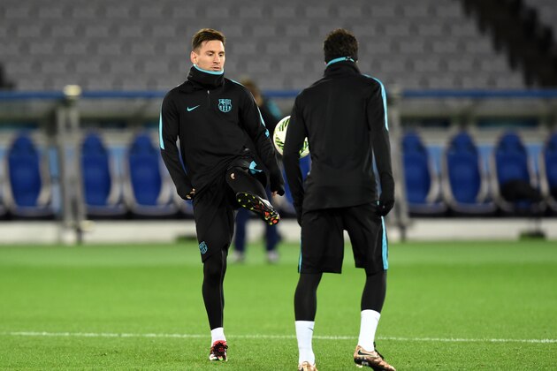Barcelona forwards Lionel Messi (L) and Neymar (R) attend a training session at the Club World Cup football tournament in Yokohama on December 19, 2015. AFP PHOTO / TOSHIFUMI KITAMURA / AFP / TOSHIFUMI KITAMURA        (Photo credit should read TOSHIFUMI KITAMURA/AFP/Getty Images)