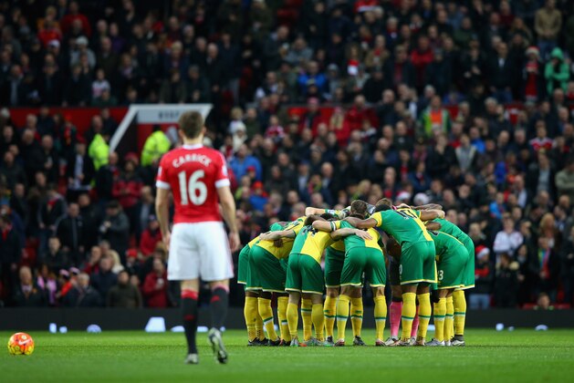 MANCHESTER, ENGLAND - DECEMBER 19: Norwich City players form a huddle prior to the Barclays Premier League match between Manchester United and Norwich City at Old Trafford on December 19, 2015 in Manchester, England.  (Photo by Alex Livesey/Getty Images)