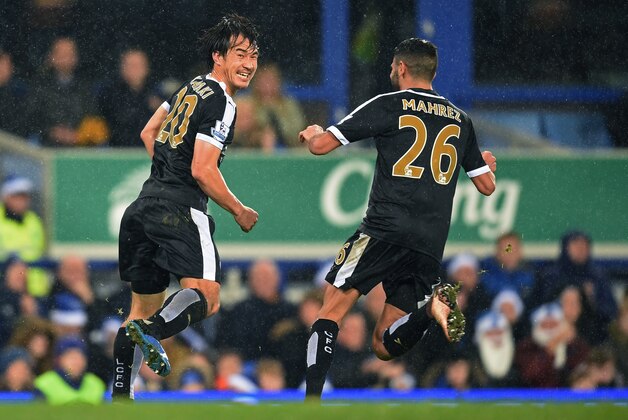 LIVERPOOL, ENGLAND - DECEMBER 19:  Shinji Okazaki (L) of Leicester City celebrates scoring his team's third goal with his team mate Riyad Mahrez (R)during the Barclays Premier League match between Everton and Leicester City at Goodison Park on December 19, 2015 in Liverpool, England.  (Photo by Michael Regan/Getty Images)