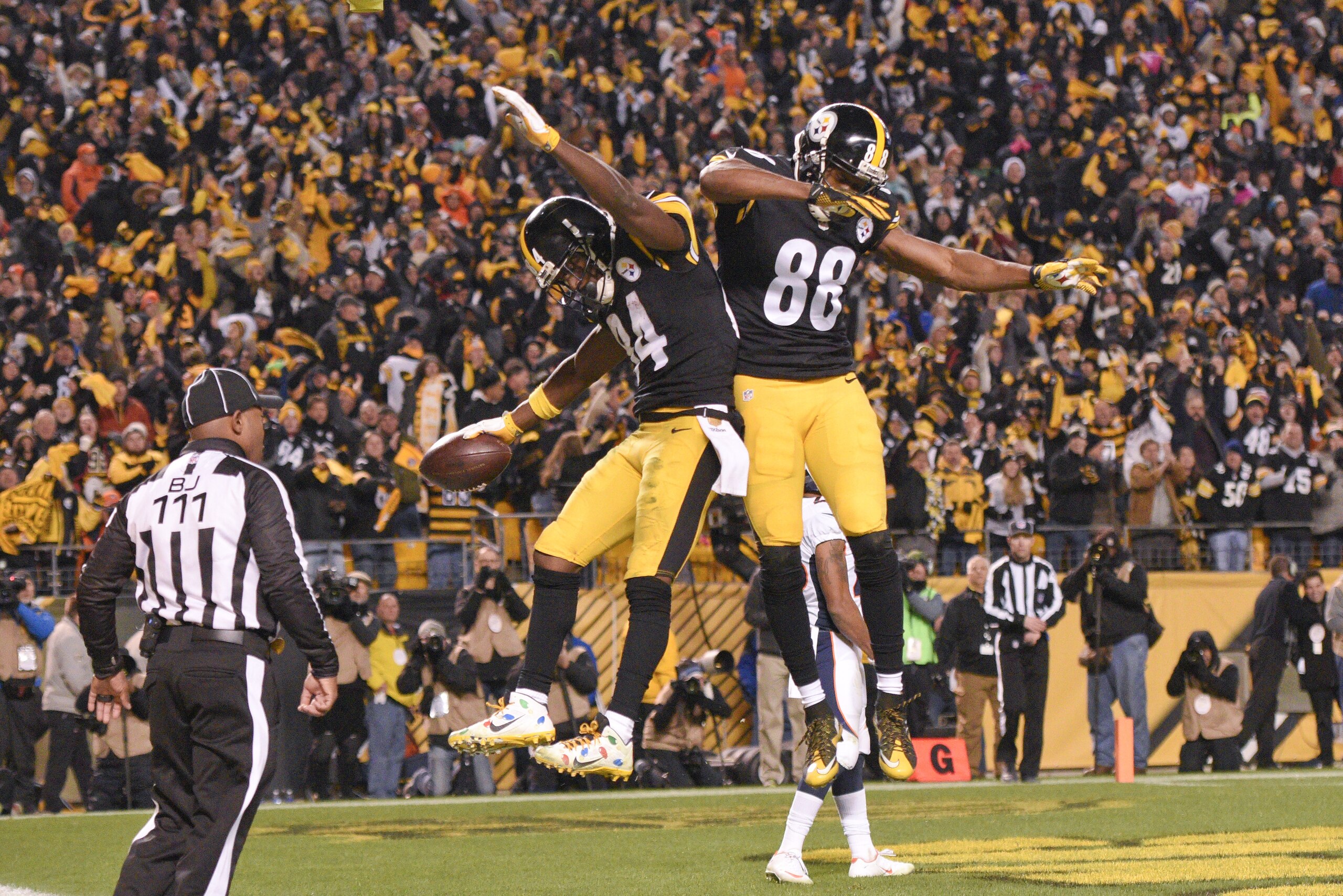 Pittsburgh Steelers wide receiver Antonio Brown (84) celebrate with wide receiver Darrius Heyward-Bey (88) after making a touchdown catch in the second half of an NFL football game against the Denver Broncos, Sunday, Dec. 20, 2015, in Pittsburgh. (AP Photo/Don Wright)