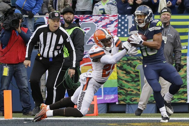 Seattle Seahawks' Tyler Lockett, right, catches a touchdown pass as Cleveland Browns' Johnson Bademosi defends in the second half of an NFL football game, Sunday, Dec. 20, 2015, in Seattle. (AP Photo/Ted S. Warren)