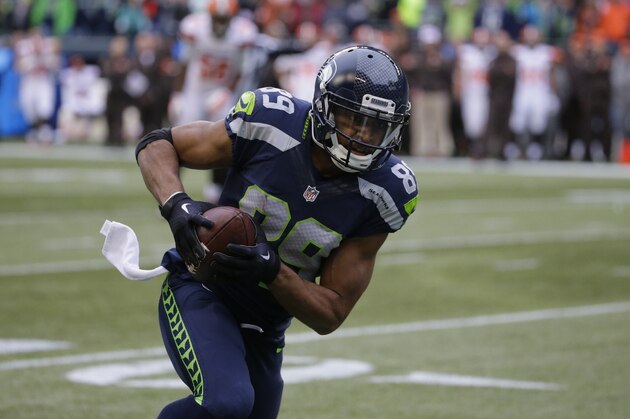 Seattle Seahawks' Doug Baldwin runs with the ball toward scoring a touchdown after catching it against the Cleveland Browns in the first half of an NFL football game, Sunday, Dec. 20, 2015, in Seattle. (AP Photo/Ted S. Warren)