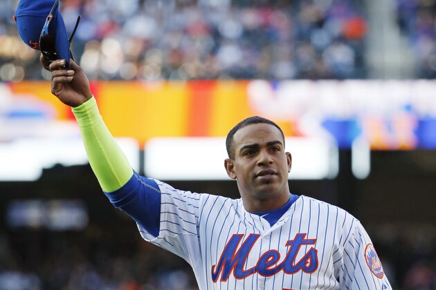 New York Mets center fielder Yoenis Cespedes tips his cap while leaving the field after New York Mets manager Terry Collins removed him from the game in the seventh inning of a baseball game in New York, Sunday, Oct. 4, 2015. (AP Photo/Kathy Willens)