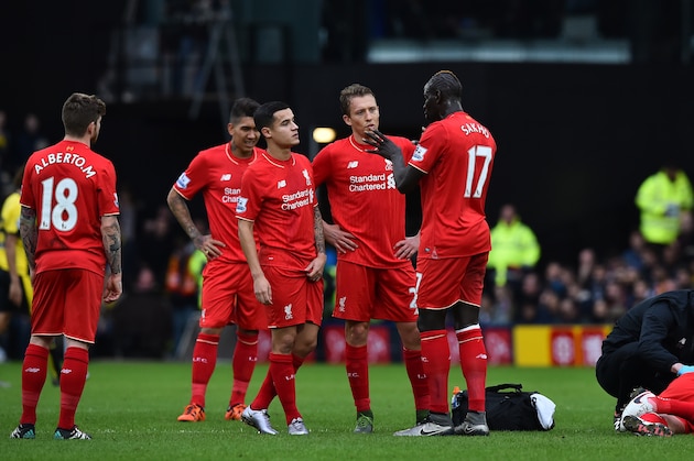 Liverpool's French defender Mamadou Sakho (C) speaks to his teammates as Liverpool's Slovakian defender Martin Skrtel (R) receives treatment during the English Premier League football match between Watford and Liverpool at Vicarage Road Stadium in Watford, north of London on December 20, 2015.  AFP PHOTO / BEN STANSALL

RESTRICTED TO EDITORIAL USE. NO USE WITH UNAUTHORIZED AUDIO, VIDEO, DATA, FIXTURE LISTS, CLUB/LEAGUE LOGOS OR 'LIVE' SERVICES. ONLINE IN-MATCH USE LIMITED TO 75 IMAGES, NO VIDEO EMULATION. NO USE IN BETTING, GAMES OR SINGLE CLUB/LEAGUE/PLAYER PUBLICATIONS. / AFP / BEN STANSALL        (Photo credit should read BEN STANSALL/AFP/Getty Images)