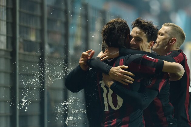 AC Milan's midfielder from Italy Giacomo Bonaventura (C) celebrates with teammates after scoring during the Italian Serie A football match Frosinone vs Ac Milan on December 20, 2015 at Matusa stadium in Frosinone. AFP PHOTO / ALBERTO PIZZOLI / AFP / ALBERTO PIZZOLI        (Photo credit should read ALBERTO PIZZOLI/AFP/Getty Images)