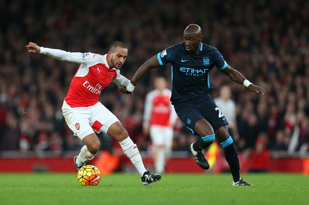 LONDON, ENGLAND - DECEMBER 21:  Theo Walcott of Arsenal and Eliaquim Mangala of Manchester City during the Barclays Premier League match between Arsenal and Manchester City at the Emirates Stadium on December 21, 2015 in London, England.  (Photo by Catherine Ivill - AMA/Getty Images)