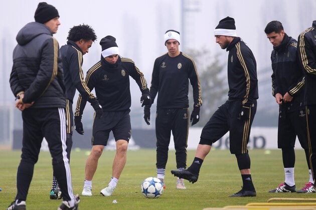 Juventus' midfielder Juan Cuadrado from Colombia (2ndL), Juventus' midfielder Simone Padoin (3rd L), Juventus' midfielder Claudio Marchisio (2ndR) and Juventus' forward Alvaro Morata from Spain take part in a training session on the eve of the UEFA Champions League football match FC Sevilla Vs Juventus on December 7, 2015 at the 'Juventus Training Center ' in Vinovo, near Turin.  AFP PHOTO / MARCO BERTORELLO / AFP / MARCO BERTORELLO        (Photo credit should read MARCO BERTORELLO/AFP/Getty Images)