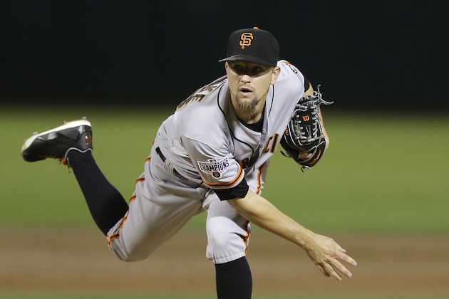 San Francisco Giants pitcher Mike Leake works against the Oakland Athletics during the first inning of a baseball game Friday, Sept. 25, 2015, in Oakland, Calif. (AP Photo/Ben Margot)