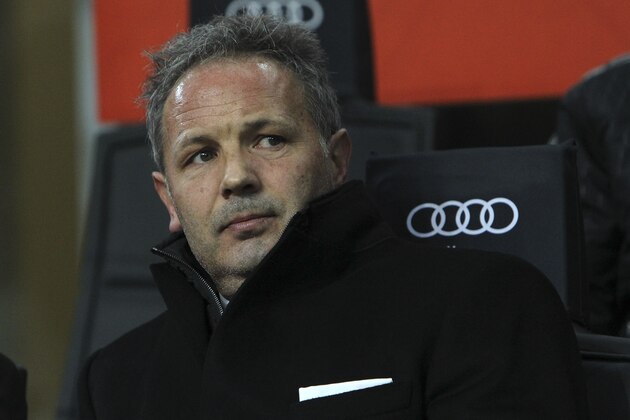 MILAN, ITALY - NOVEMBER 28:  AC Milan coach Sinisa Mihajlovic looks on before the Serie A match between AC Milan and UC Sampdoria at Stadio Giuseppe Meazza on November 28, 2015 in Milan, Italy.  (Photo by Marco Luzzani/Getty Images)