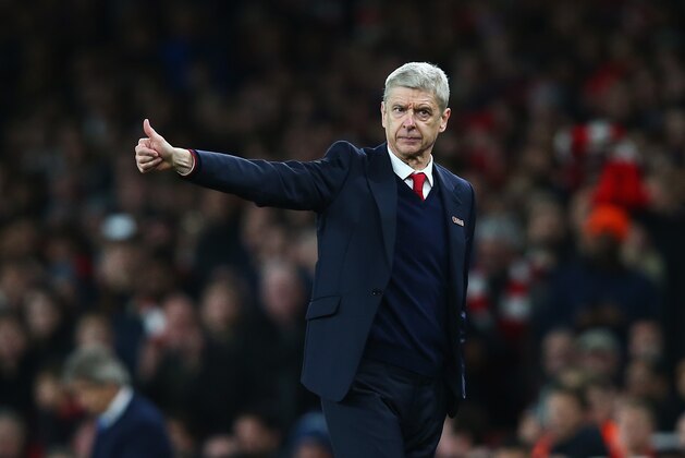LONDON, ENGLAND - DECEMBER 21:  Arsene Wenger, manager of Arsenal gives the thumbs up during the Barclays Premier League match between Arsenal and Manchester City at Emirates Stadium on December 21, 2015 in London, England.  (Photo by Clive Rose/Getty Images)