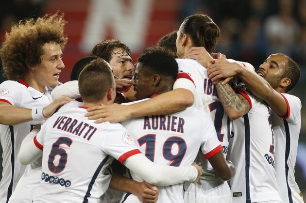 CAEN, FRANCE - DECEMBER 19: Zlatan Ibrahimovic of PSG celebrates his goal with David Luiz, Lucas Moura and teammates during the French Ligue 1 match between Stade Malherbe de Caen and Paris Saint-Germain (PSG) at Stade Michel D'Ornano on December 19, 2015 in Caen, France. (Photo by Jean Catuffe/Getty Images)