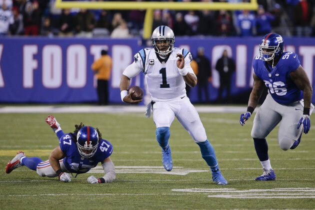 Cam Newton, de los Panthers de Carolina, se escapa de jay Bromley y Uani' Unga, de los Giants de Nueva York, en el partido del domingo 20 de diciembre de 2015 (AP Foto/Julie Jacobson)