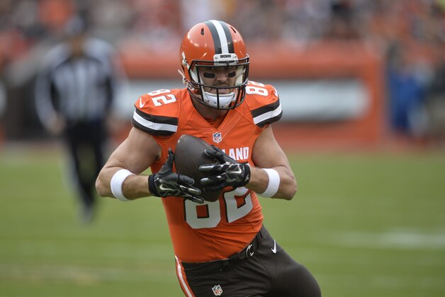 Cleveland Browns tight end Gary Barnidge (82) runs with the ball after a catch against the San Francisco 49ers during an NFL football game Sunday, Dec. 13, 2015, in Cleveland. Cleveland won 24-10. (AP Photo/David Richard)