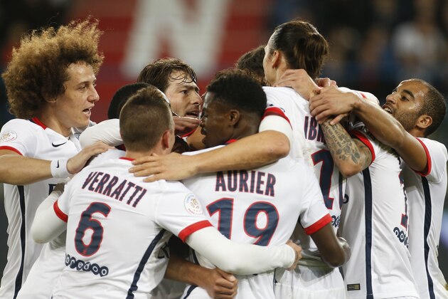 CAEN, FRANCE - DECEMBER 19: Zlatan Ibrahimovic of PSG celebrates his goal with David Luiz, Lucas Moura and teammates during the French Ligue 1 match between Stade Malherbe de Caen and Paris Saint-Germain (PSG) at Stade Michel D'Ornano on December 19, 2015 in Caen, France. (Photo by Jean Catuffe/Getty Images)