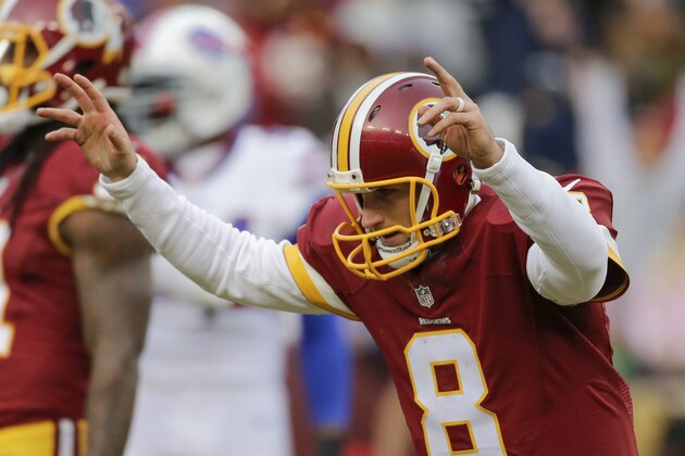 Kirk Cousins, de los Redskins de Washington, festeja tras lanzar un pase de anotación frente a los Bills de Washington, en el encuentro del domingo 20 de diciembre de 2015 (AP Foto/Mark Tenally)