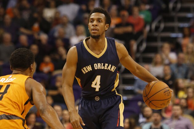 New Orleans Pelicans guard Ish Smith (4) in the first quarter during an NBA basketball game against the Phoenix Suns, Friday, Dec. 18, 2015, in Phoenix. (AP Photo/Rick Scuteri)