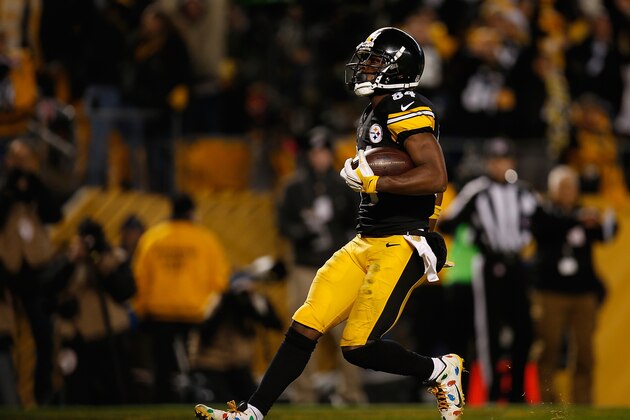 PITTSBURGH, PA - DECEMBER 20:  Antonio Brown #84 of the Pittsburgh Steelers scores a touchdown in the fourth quarter of the game against the Denver Broncos at Heinz Field on December 20, 2015 in Pittsburgh, Pennsylvania. (Photo by Gregory Shamus/Getty Images)